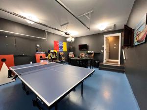ein Raum mit einer Tischtennisplatte darin in der Unterkunft Vista Del Mare Vacation Properties in Cavendish