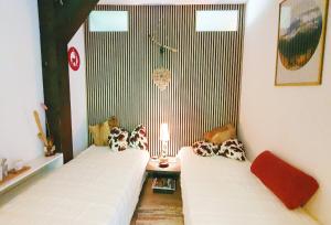 a room with two white beds and a window at Begonie2 in Siegsdorf