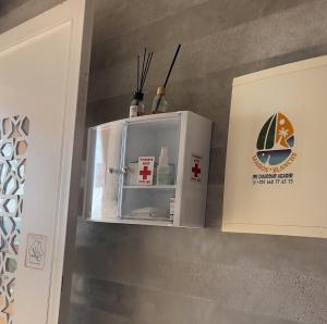 ein Schrank mit zwei Stöcken darin an einer Wand in der Unterkunft A5 Bel Appartement vue mer a 300m de la plage in Agadir + 19 Fotos