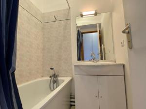 a bathroom with a sink and a tub and a mirror at Joli 2 pièces rénové avec balcon, au pied des pistes, pour 4 personnes, La Joue du Loup - FR-1-504-524 in Le Dévoluy