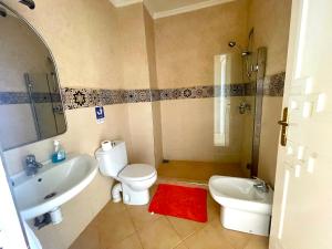 ein Badezimmer mit einer weißen Toilette und einem Waschbecken in der Unterkunft A5 Bel Appartement vue mer a 300m de la plage in Agadir