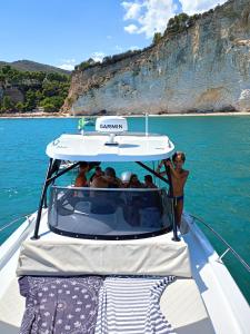 eine Gruppe von Menschen auf einem Boot im Wasser in der Unterkunft Gargano Blu 