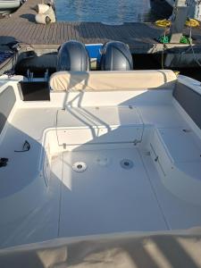 eine Nahaufnahme der Vorderseite eines Bootes in der Unterkunft Gargano Blu  + 1 Foto