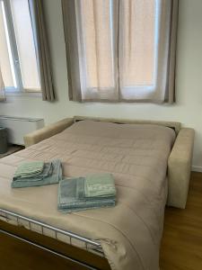 a bed in a room with two towels on it at La casetta al parco in Ponte San Nicolo