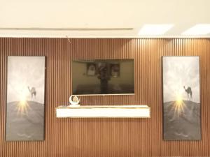 a wall with three pictures of a cat on it at Hotel Chatha Manoura- in Medina