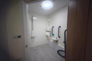 a bathroom with a sink and a shower and a toilet at St Michaels Lodge in Richmond +60 photos