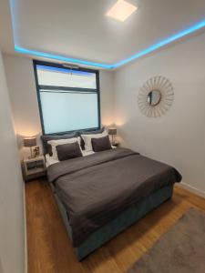 Posteľ alebo postele v izbe v ubytovaní Amora Homes Imperial suite with Basilika and Castle View NEED RESERVATION FOR FREE PARKING