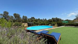 Bazén v ubytovaní Finca Sa Cova de Mallorca alebo v jeho blízkosti
