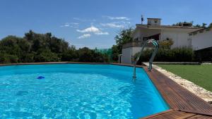 Bazén v ubytovaní Finca Sa Cova de Mallorca alebo v jeho blízkosti
