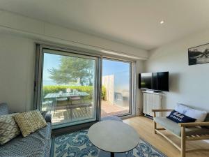 Televízia a/alebo spoločenská miestnosť v ubytovaní La Baule Appartement 3 pièces avec terrasse, proche commerces et plage - FR-1-245-170