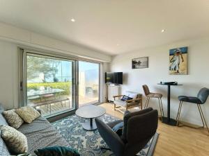Televízia a/alebo spoločenská miestnosť v ubytovaní La Baule Appartement 3 pièces avec terrasse, proche commerces et plage - FR-1-245-170