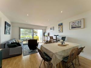 Posedenie v ubytovaní La Baule Appartement 3 pièces avec terrasse, proche commerces et plage - FR-1-245-170