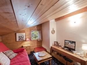 Televízia a/alebo spoločenská miestnosť v ubytovaní Chalet duplex 3* avec WiFi, parking et animaux acceptés à Chamonix - FR-1-343-171