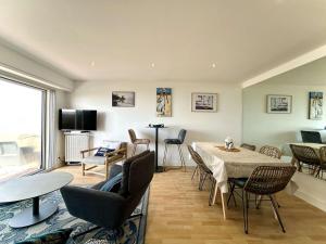 Televízia a/alebo spoločenská miestnosť v ubytovaní La Baule Appartement 3 pièces avec terrasse, proche commerces et plage - FR-1-245-170