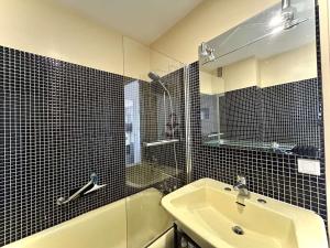 Kúpeľňa v ubytovaní La Baule Appartement 3 pièces avec terrasse, proche commerces et plage - FR-1-245-170 + 14 fotografií