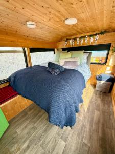 Postel nebo postele na pokoji v ubytování Ballinadee Bus