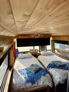 Postel nebo postele na pokoji v ubytování Ballinadee Bus