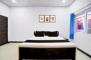 Postel nebo postele na pokoji v ubytování Hotel O Devki Garden + 21 fotografií