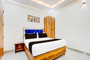 a bedroom with a bed in a room at Hotel O Blu Plaza in Gurgaon
