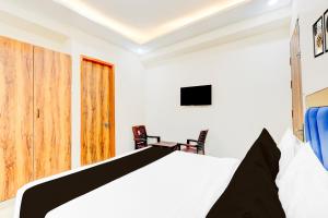 a bedroom with a bed and a tv in it at Hotel O Blu Plaza in Gurgaon