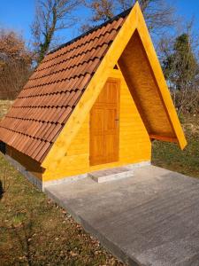 Το κτήριο όπου στεγάζεται  το κάμπινγκ