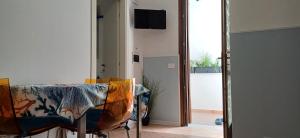 a room with a table and a television in a room at Il Mare nel Cuore in Custonaci