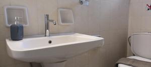 une salle de bain avec un lavabo et des toilettes dans l'établissement Nerissa Bungalows No 5, à Spartià