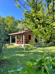 a cabin with a picnic table in a yard at Konoba DB in Čapljina