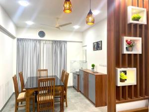 eine Küche und ein Esszimmer mit Tisch und Stühlen in der Unterkunft Two Bed Room Luxury Apartment in Jāmb