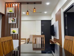 ein Esszimmer mit Tisch und Fernseher in der Unterkunft Two Bed Room Luxury Apartment in Jāmb