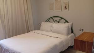 Postel nebo postele na pokoji v ubytování Manazil hospitality - Open View 1BR in Porto Golf Marina - 704