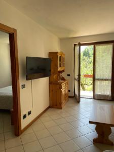 Televízia a/alebo spoločenská miestnosť v ubytovaní Casa Teodoro - Gelsomino, Ulivi & Orchidea