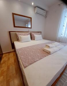 Postel nebo postele na pokoji v ubytování Pansion Ivana studios