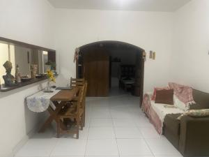 a living room with a table and a couch at Casa para alugar em Salvador in Salvador