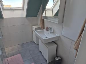 Ένα μπάνιο στο Homburgs Schöne Aussicht +4 φωτογραφίες