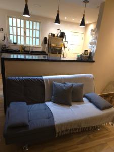 a couch in a room with a kitchen in the background at Green Flats em Miguel Pereira in Miguel Pereira