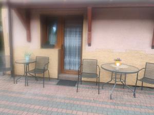 a group of tables and chairs in front of a building at Pokój dla jednej osoby z łazienką in Gniezno