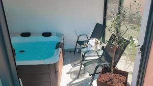 波德戈里察PeSa house的游泳池位于带桌椅的房间