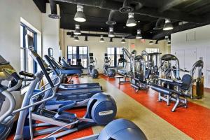 Wonderful 1 BR Apt Located At Pentagon City的健身中心和/或健身设施