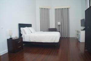Una cama o camas en una habitación de The View Hotel CV