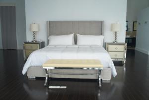 Una cama o camas en una habitación de The View Hotel CV