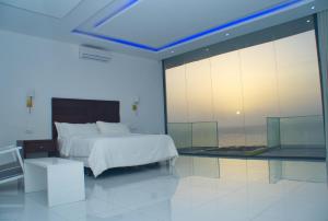 Una cama o camas en una habitación de The View Hotel CV