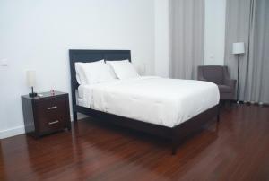 Una cama o camas en una habitación de The View Hotel CV