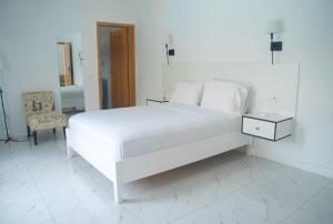 Una cama o camas en una habitación de The View Hotel CV