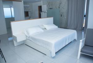 Una cama o camas en una habitación de The View Hotel CV
