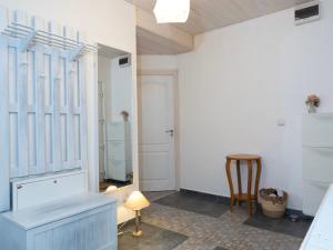 スタツィウネア・クリマテリカ・スンバタにあるCăsuța cu Braziの鏡、テーブル、椅子が備わる客室です。 +18枚の写真