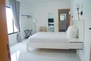 Una cama o camas en una habitación de The View Hotel CV