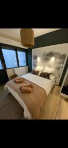 Postel nebo postele na pokoji v ubytování CHAMBRE COCOONING centre ville des Sables D'Olonne quartier Gare Saint Michel située à 1 kilomètre du remblai