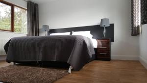 Postel nebo postele na pokoji v ubytování Woodlands Lodges Mulranny