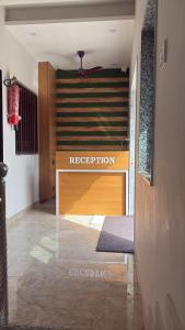 德瓦尔卡Hotel Darshan Palace - Near Dwarka Railway Station & Shree Dwarkadhish Temple的一间设有前台的房间 更多28张照片